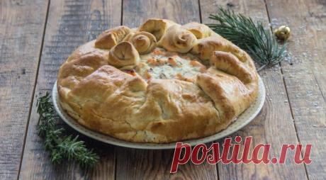 Рыбный пирог Просейте в миску муку и смешайте с сахаром, солью­ и сухими дрожжами. Влейте теплое молоко и начните замешивать тесто деревянной ложкой. Добавьте растопленное сливочное и оливковое масло, переме­шайте и вымешивайте руками, пока у вас не получится мягкое, гладкое тесто. Это займет примерно 7–10 мин.