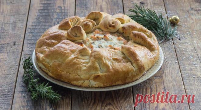 Рыбный пирог Просейте в миску муку и смешайте с сахаром, солью­ и сухими дрожжами. Влейте теплое молоко и начните замешивать тесто деревянной ложкой. Добавьте растопленное сливочное и оливковое масло, переме­шайте и вымешивайте руками, пока у вас не получится мягкое, гладкое тесто. Это займет примерно 7–10 мин.