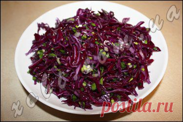 салат из красной капусты с зеленым луком