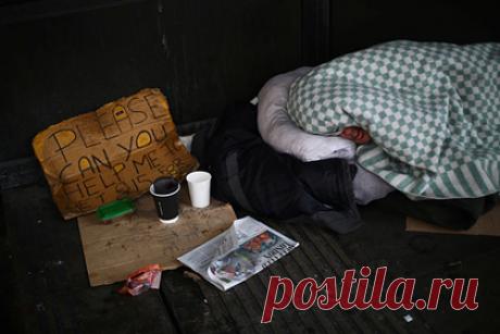 Британия столкнулась с резким ростом бедности. Доля британских семей, живущих в нищете, выросла с 0,7 процента в 2019 году до 1,5 процента от всего населения в 2020-м. О том, что страна столкнулась с резким ростом бедности, свидетельствуют данные Национального института экономических и социальных исследований, сообщает The Guardian.