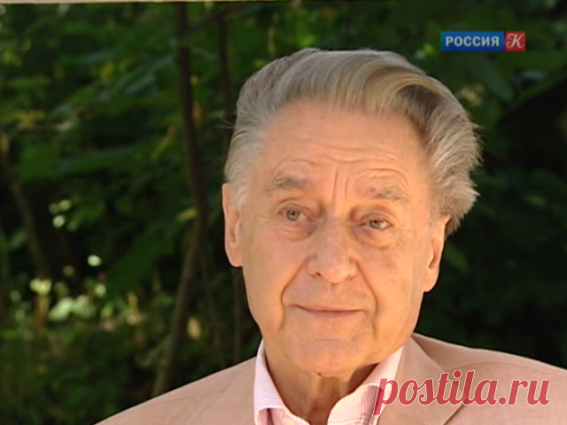 Старость 

Быть стариками непростая штука.
Не все умеют стариками быть.
Дожить до старости еще не вся наука.
Куда трудней достоинство хранить.

Не опуститься, не поддаться хвори,
Болячками другим не докучать.
Уметь остановиться в разговоре,
Поменьше наставлять и поучать.

Не требовать излишнего вниманья.
Обид, претензий к близким не копить.
До старческого не дойти брюзжанья.
Совсем не просто стариками быть.

И не давить своим авторитетом,
И опытом не слишком донимать.
У мо...