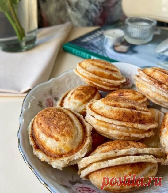 Полезные Орешки из детства  
⠀ 
БЕЗ сахара и вкуснее оригинала 
⠀ 
Это один из любимых моих пп рецептов! 
⠀ 
На 28 штучек: 
⠀ 
Для теста: 
⁃ 180 г творога 
⁃ 1 яйцо 
⁃ 80 г рисовой муки 
⁃ 10 г растительного масла (у меня кокосовое) 
⁃ 8 г подсластителя 
⁃ ванилин 
⠀ 
Для начинки: 
⁃ 150 г мягкого творога 
⁃ 15 г сиропа (я меня топинамбура;можно мёд) 
⠀ 
Смешиваем все продукты для теста, добавляем растопленное масло и тщательно перемешиваем 
⠀ 
Включаем орешницу, нагреваем...