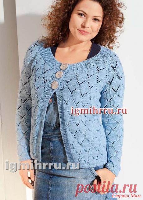 . Голубой жакет с ажурным узором (для крупных дам) Вязание спицами. Размеры российские: 46/48 (50/52) 54/56  Вам потребуется: 500 (550) 600 г голубой пряжи (52% шерсти, 48% хлопка; 120 м/50 г); спицы № 4; 3 пуговицы. Техника вязания.