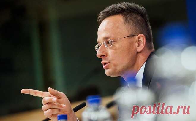 В Венгрии согласились оплатить поставки военного снаряжения на Украину. Венгрия не будет посылать на Украину оружие, но может оплатить поставки нелетального военного снаряжения, сообщил венгерский министр иностранных дел и внешнеэкономических связей Петер Сийярто после неформального совещания глав МИД стран Евросоюза.