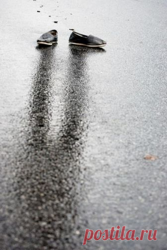 По улице моей который год
звучат шаги - мои друзья уходят.
Друзей моих медлительный уход
той темноте за окнами угоден.

Запущены моих друзей дела,
нет в их домах ни музыки, ни пенья,
и лишь, как прежде, девочки Дега
голубенькие оправляют перья.

Ну что ж, ну что ж, да не разбудит страх
вас, беззащитных, среди этой ночи.
К предательству таинственная страсть,
друзья мои, туманит ваши очи.

О одиночество, как твой характер крут!
Посверкивая циркулем железным,
как холодно ты з...