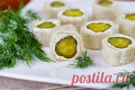 Канапе с солеными огурцами и сыром
Простой красивый рецепт канапе с небольшими солеными огурцами, сливочным сыром, майонезом в ломтиках хлеба.