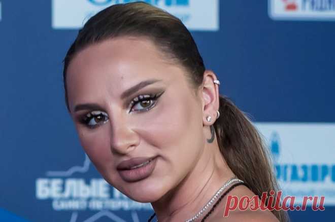 Певец Jony выступит вместо Анны Асти в московском клубе в Новый год. Выступление артистки было отменено после участия в скандальной «голой» вечеринке.