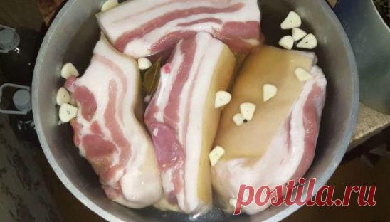 Полстакана сахара и стакан соли – именно так готовлю самое нежное сало, едят даже дети
 
Сало – продукт, доступный каждому.
Но почему-то далеко не все его едят. А ведь в продукте содержится много полиненасыщенных и олеиновых жирных кислот, арахидоновая кислота, нормализующая выработку гормонов и холестерина. Да и не полнит сало, если кушать его в умеренных количествах. Зато прекрасно насыщает и повышает уровень иммунитета.
Сегодня расскажу, как мы готовим сало. Получается так вкусно, что даж