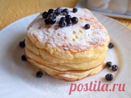 Оладьи на йогурте за 30 минут: идеальный завтрак
Каждая хозяйка время от времени задается одним и тем же вопросом: что приготовить на завтрак? Ни муж, ни дети не захотят есть молочные каши каждый день, даже несмотря на их неоспоримую полезность. Попробуйте приготовить им оладьи на американский манер: толстые, диаметром 10-12 сантиметров, с хорошо прожаренными боками и легкой текстурой. 
Благодаря тому что в состав теста входит натуральный йогурт, они получаются очень нежными. Их можно подавать