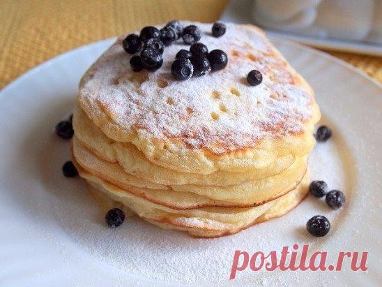 Оладьи на йогурте за 30 минут: идеальный завтрак
Каждая хозяйка время от времени задается одним и тем же вопросом: что приготовить на завтрак? Ни муж, ни дети не захотят есть молочные каши каждый день, даже несмотря на их неоспоримую полезность. Попробуйте приготовить им оладьи на американский манер: толстые, диаметром 10-12 сантиметров, с хорошо прожаренными боками и легкой текстурой. 
Благодаря тому что в состав теста входит натуральный йогурт, они получаются очень нежными. Их можно подавать