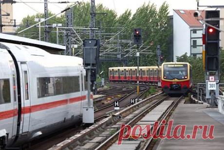 Службы безопасности Германии расследуют остановку поездов на севере страны. Службы безопасности Германии расследуют, мог ли саботаж привести к повреждению кабельных соединений внутренней сети связи железной дороги, из-за чего на севере страны остановились поезда. Компания Deutsche Bahn утром 8 октября сообщила о технических неисправностях, из-за чего было полностью парализовано движение.