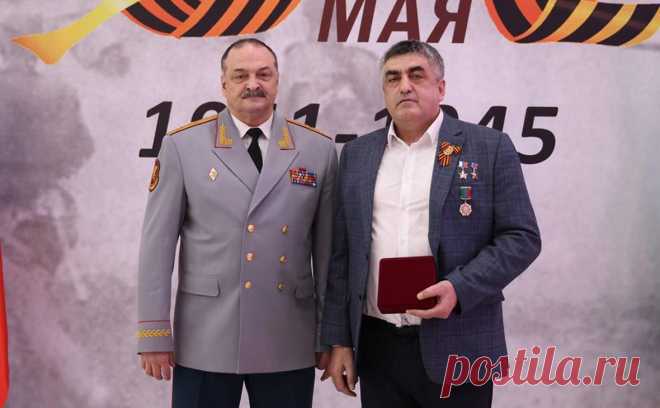 Меликов сообщил о ранении Героя России генерала Абачева в приграничье. Заместитель командующего одного из военных округов Эседулла Абачев пострадал, находясь в приграничном районе, сообщил глава Дагестана. Генерала госпитализировали, врачи оценивают его состояние как тяжелое, но стабильное