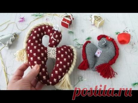 Как сшить лошадку+выкройка. 🐎🎄Новогодняя игрушка своими руками. Символ 2026 года. Новогодние подарки своими руками. #игрушканаёлку Красная огненная лошадь – символ 2026 года. Подробный мастер класс + выкройка лошадки.  Выкройку скачать можно в Контакте альбом Новогодние подарки -  https://vk.com/album-132700064_307257027?rev=1 Выкрока лошадки бренд "Манюша" Как сшить игольницу..