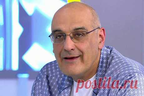 Ведущий Первого канала предупредил об опасности бани. Кардиолог-реаниматолог Герман Гандельман в эфире программы «Жить здорово!» предупредил об опасности бани. По его словам, посещение парной противопоказано для некоторых категорий людей. Врач посоветовал отказаться от походов в баню всем людям с острыми заболеваниями и повышенной температурой.