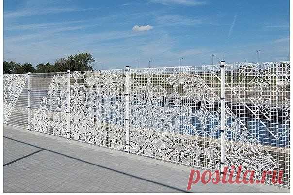 Заборы, сплетенные из металлических прутьев по схемам для вязания. Красота!