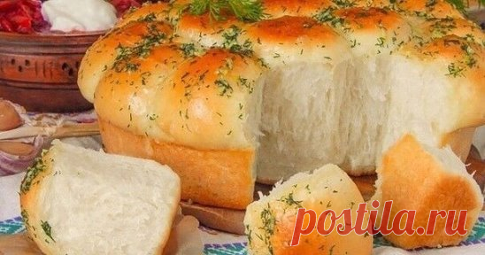 ПАМПУШКИ ЧЕСНОЧНЫЕ.
К употреблять с борщом!
Ингредиенты :
мука — 2,5 стакана
вода ( теплая ) — 250 мл
молоко — 50 мл
дрожжи ( сухие ) — 1 ч. л.
сахар — 1,5 ст. л.
соль — 0,5 ч. л.
чеснок — 2-3 зубочка
масло растительное — 3 ст. л.
зелень
Как приготовить пампушки чесночные :
Налить в ведерко хлебопечки теплую воду и молоко. Добавить муку, сахар, соль и дрожжи. Включить хлебопечку на режим » Тесто «.
Замес и подход теста длится 1 час.
Достать тесто и разделить на шарики на смазанный растительным