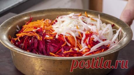 Сегодня готовим легендарную кремлёвскую хряпу!

Говорят, что этот салат обожал сам Леонид Ильич, и неудивительно — сочетание простых овощей и ароматного маринада превращает его в настоящую витаминную бомбу.

Ингредиенты:
Капуста — 1/2 кочана
Свекла — 1 шт
Морковь — 2 шт
Лук — 1 шт
Острый перец — по вкусу
Уксус 9% — 1/4 стакана
Соль — 0,5 ст. л.
Сахар — 3 ст. л.
Растительное масло — 1/3 стакана
Лавровый лист — 1 шт
Чеснок — 1 зубчик
Вода — 1,5 стакана

Приготовление:
Шинкуе...