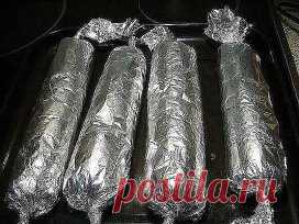 КОЛБАСА ДОМАШНЯЯ КУРИНАЯ БЫСТРОГО ПРИГОТОВЛЕНИЯ-ОБАЛДЕННЫЙ ВКУС!
ИНГРЕДИЕНТЫ :
•  1 кг. бедро куриное (без костей)
•  7-8 зубчиков чеснока
•  0,5 ч.л. перец черный (молотый)
•  0,5 ч.л. приправа для курицы ( напишу что туда входит: соль, паприка, сахар, семена горчицы, куркума)
•  2 ст. л. майонеза
• 15 гр. желатина
ПРИГОТОВЛЕНИЕ:
•  Куриное мясо помыть, обсушить, порезать вместе с кожицей на кубики размером 1.5 - 2 см (не очень мелко).
Добавляем в фарш чеснок, пропущенный через чеснокодавил