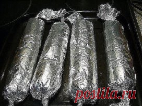 КОЛБАСА ДОМАШНЯЯ КУРИНАЯ БЫСТРОГО ПРИГОТОВЛЕНИЯ-ОБАЛДЕННЫЙ ВКУС!
ИНГРЕДИЕНТЫ :
•  1 кг. бедро куриное (без костей)
•  7-8 зубчиков чеснока
•  0,5 ч.л. перец черный (молотый)
•  0,5 ч.л. приправа для курицы ( напишу что туда входит: соль, паприка, сахар, семена горчицы, куркума)
•  2 ст. л. майонеза
• 15 гр. желатина
ПРИГОТОВЛЕНИЕ:
•  Куриное мясо помыть, обсушить, порезать вместе с кожицей на кубики размером 1.5 - 2 см (не очень мелко).
Добавляем в фарш чеснок, пропущенный через чеснокодавил