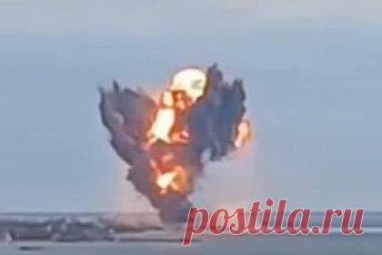 Взрыв в украинском городе Очаков попал на видео. Военный корреспондент Евгений Лисицын опубликовал видео, на котором, по его словам, запечатлен момент взрыва в украинском городе Очаков Николаевской области. По его словам, вероятнее всего, взрыв произошел на складе с боеприпасами. Ранее администрация Очакова рассказала, что в городе произошло несколько взрывов.