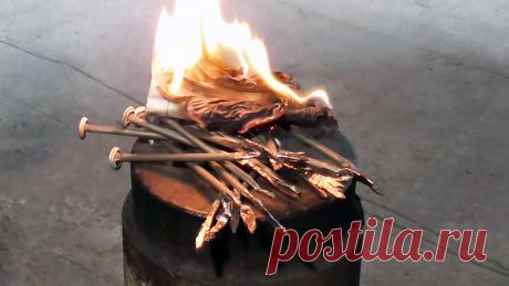 Как разжечь огонь при помощи обычного гвоздя Как разжечь огонь с помощью обыкновенного гвоздя, используя принцип перехода одного вида энергии в другой, и продемонстрировать это наглядно. Обыкновенный гвоздь со шляпкой, рисками на стержне под ней и, заостренный с одного конца, сделан практически из чистого железа и поэтому обладает прекрасной