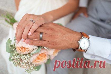 Девушка добилась ареста жениха за попытку жениться на другой. В Индии полиция вмешалась в свадьбу по требованию девушки жениха, которая неожиданно для себя обнаружила, что семья решила женить ее молодого человека на другой. Она обратилась в полицию, пожаловалась на измену и добилась, чтобы жениха арестовали. Разрешением спора занялся совет сельских старейшин.