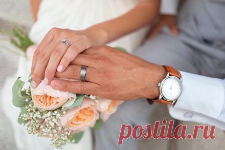 Девушка добилась ареста жениха за попытку жениться на другой. В Индии полиция вмешалась в свадьбу по требованию девушки жениха, которая неожиданно для себя обнаружила, что семья решила женить ее молодого человека на другой. Она обратилась в полицию, пожаловалась на измену и добилась, чтобы жениха арестовали. Разрешением спора занялся совет сельских старейшин.