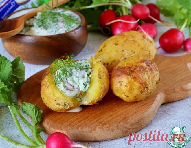 Запеченный молодой картофель с легким соусом – кулинарный рецепт
