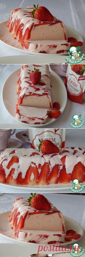 Клубничный террин - кулинарный рецепт
нгредиенты для "Клубничный террин":

    Йогурт	(можно жирный кефир) — 500 мл
    Желатин	(или 8 пластин) — 20 г
    Джем	(клубничный Махеев) — 100 г
    Творог	(обезжиренный) — 200 г
    Сливки	(35%жирности) — 150 мл
    Ликер	(любой спиртосодержащий) — 1 ст. л.
    Клубника	— 250 г
    Ванильный сахар	— 1 пакет.