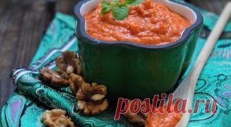 Соус-дип «Мухаммара»
Мухаммара - ближневосточный соус-дип, основными ингредиентами которого являются грецкие орехи, специи и гриллованый сладкий красный перец. Благодаря своему изысканному универсальному вкусу соус занял прочное место в кухне Израиля, Палестины, Ливана, Сирии, Турции. Подается как в горячем, так и в холодном виде.

ИНГРЕДИЕНТЫ
На 0.5 л банку:
3 больших красных сладких перца
2 ст.л ядер грецкого ореха
1 перец халапеньо (1 небольшой острый перец другого сорт...