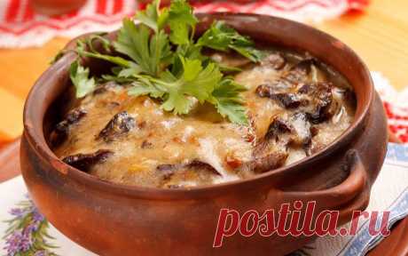 Мясо в горшочке с картофелем и сыром