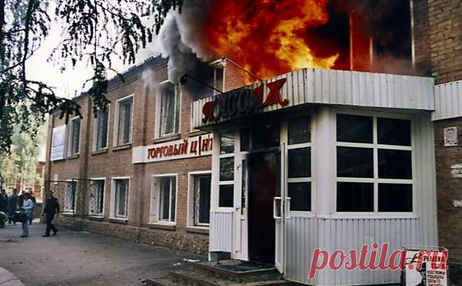 «РИА Новости» узнало детали дела о поджоге ТЦ «Пассаж» в Ухте в 2005 году. Пожар в торговом центре «Пассаж» в Ухте, в котором погибли 25 человек, произошел летом 2005 года. Здание подожгли двое местных жителей, разлив на первом этаже горючее. Изначально обоих оправдали, а в 2009-м дали пожизненные сроки