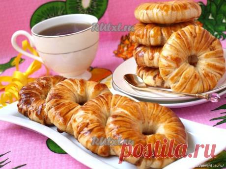 Гавайская выпечка - кольца ананасов в слоёном тесте.