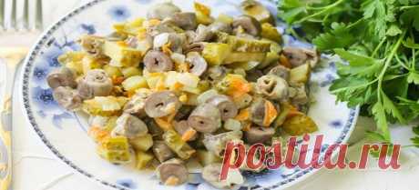 Салат из куриных сердечек - вкусное, сытное блюдо для любого случая Не стоит беспокоиться и проявлять брезгливость, ведь салат из куриных сердечек содержит безопасный, питательный, недорогой и удобный в работе субпродукт, который можно добавлять вареным или жареным, в теплом или холодном виде, используя его нейтральность и прекрасную сочетаемость, в создании простых