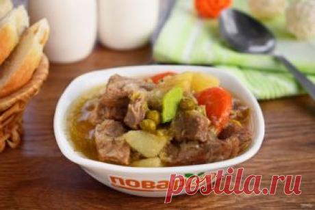 Мясной соус из детства

А я в свою очередь хочу поделиться с вами этим простым рецептом, как приготовить мясной соус из детства. Мясо обжаривается до румяной корочки и тушится с овощами до нежного состояния. Набор овощей можно менять в зависимости от своего вкуса, возможностей и доступности в данный момент. 

Ингредиенты:

Говядина: 600 Грамм,
Лук: 3 Штуки,
Лук-порей: 1 Штука,
Морковь: 1 Штука,
Зеленый горошек: 3 Ст. ложки,
Масло растительное: 3 Ст. ложки,
Лавровый лист: 1...