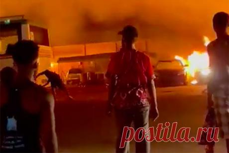 Более 100 человек погибли из-за взрыва бензовоза. Более 100 человек могли погибнуть в результате взрыва, прогремевшего после столкновения бензовоза с другим грузовиком в столице Сьерра-Леоне, Фритауне. После ДТП многие очевидцы бросились собирать разлившееся топливо. В этот момент начался пожар, и прогремел взрыв. Сгорели десятки близлежащих домов и магазинов.