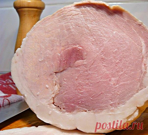 Ветчина домашняя. Зачем магазинное, если можно самим сделать

Ветчину и готовое мясо в магазинах я уже давно не беру. Особенно после того, как один раз попытался поджарить кусочек варено-копченого окорока одного из местных производителей. В результате, на сковороде у меня оказался сморщенный, серый кусочек непонятно чего в противно пахнущей, пузыристой жидкости. Сковороду-то я конечно отмыл, но 