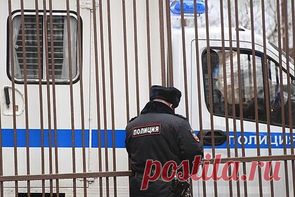 На полицейских завели дело из-за убийства школьниц в Киселевске. Следственный комитет России предъявил обвинение двоим сотрудникам полиции в связи с убийством в Киселевске двух школьниц. Им вменяется халатность при осуществлении административного надзора за освободившимся из колонии 41-летним Виктором Пестерниковым, отсидевшим 10 лет за сексуальное насилие над несовершеннолетним.
