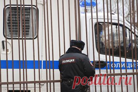 На полицейских завели дело из-за убийства школьниц в Киселевске. Следственный комитет России предъявил обвинение двоим сотрудникам полиции в связи с убийством в Киселевске двух школьниц. Им вменяется халатность при осуществлении административного надзора за освободившимся из колонии 41-летним Виктором Пестерниковым, отсидевшим 10 лет за сексуальное насилие над несовершеннолетним.