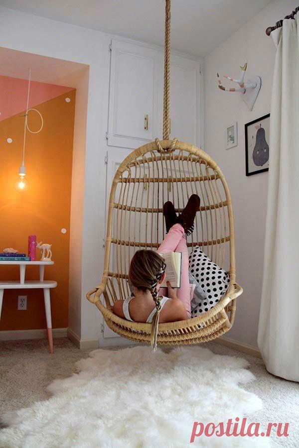 Вам надоела скучная жизнь заурядного квартиросъёмщика? Развейте тоску и повесьте качели! Вам кажется, что яркие впечатления детства никак не впишутся в вашу минималистичную гостиную? Вы ошибаетесь: качели — это то, что вам нужною Читайте на roomble