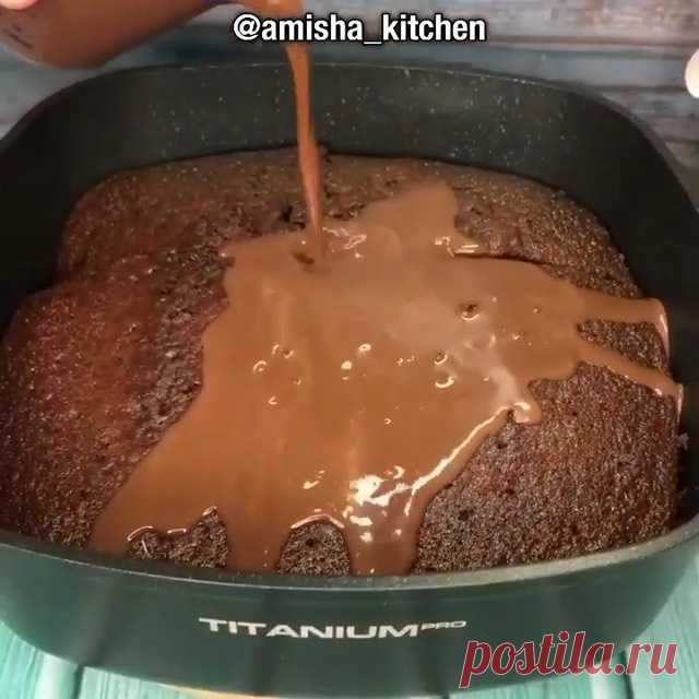 Влажный ШОКОТОРТ на кипятке и в кастрюле🤤😋 ⠀
⠀
Девочки, как настроение?😍
Как-то делилась с вами рецептом влажного пирога, так вот, по этому рецепту получается еще вкуснее😍🤤🤤 ⠀
⠀ ⠀ Для бисквита Нам нужно: ❣Мука-2,5 стакана(ст-200мл)
❣Сахар-2 стакана ❣Какао-5 ст.л ❣Разрыхлитель -1 ч.л ❣Сода-1 ч.л ❣Ванилин ❣Соль-щепотка ❣Яйца-2 шт ❣Молоко-1стакан ❣Кипяток-1 стакан ❣Растительное масло-0.5ст⠀ ⠀
⠀
Для соуса сверху
❣1.5ст молока
❣4-5ст.л какао
❣3 ст.л сахара
⠀
⠀
Приготовлен...