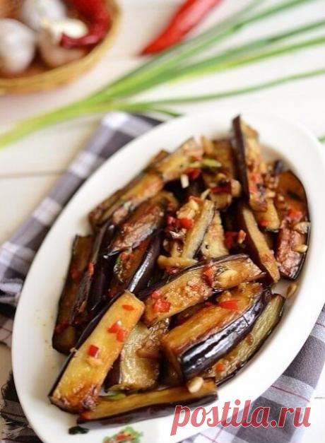 Баклажаны в остром чесночном соусе.

Они прекрасны! Они божественны в своей простоте и бесподобном вкусе. Я серьёзно. Мы как пробовали, так половину и умяли сходу. 

Вам потребуется:

3 баклажана средних размеров; 
1 красный острый перец; 
пару зубков чеснока; 
одну столовуя ложку измельчённого имбиря; 
зелёный лук 1-2 пера; 
1 столовую ложку соевого соуса; 
1 столовую ложку сахара; 
1 столовую ложку лимонного сока; 
растительное масло для жарки

Как готовить:

1. Баклажан...