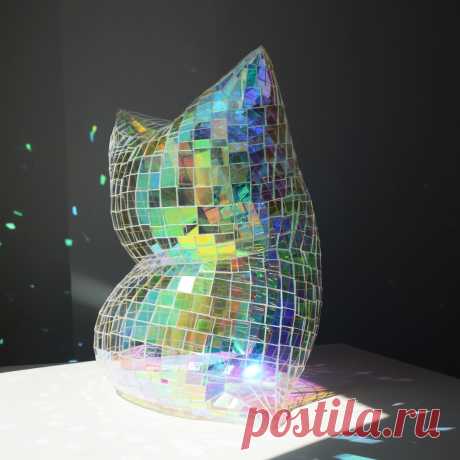 Художник из Лос-Анджелеса Колин Робертс начал создавать подушки из плексигласа в 2008 году. Твёрдому материалу придаётся форма примятых подушек, создавая иллюзию мягкости.