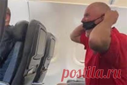 Пассажир самолета громко бранился, рычал на попутчиков и попал на видео. Пьяный авиапассажир нарушал порядок в самолете авиакомпании American Airlines и угодил в полицию. На видео, снятом очевидцем, 61-летний Тимоти Армстронг, будучи в состоянии алкогольного опьянения, бранится на членов экипажа и показывает средний палец. Позже мужчина громко заявил «боже, храни Америку».