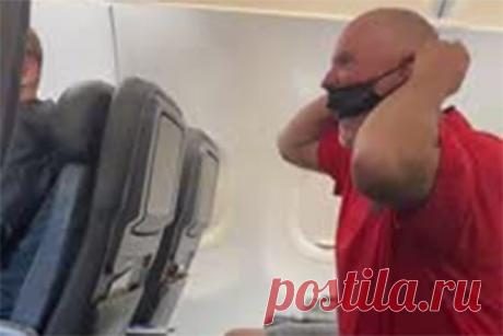 Пассажир самолета громко бранился, рычал на попутчиков и попал на видео. Пьяный авиапассажир нарушал порядок в самолете авиакомпании American Airlines и угодил в полицию. На видео, снятом очевидцем, 61-летний Тимоти Армстронг, будучи в состоянии алкогольного опьянения, бранится на членов экипажа и показывает средний палец. Позже мужчина громко заявил «боже, храни Америку».