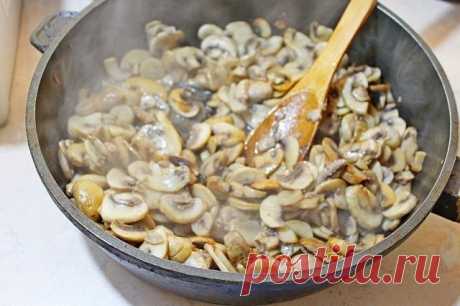 Мясо по-французски 
Рецепт к Новогоднему столу №3

Ингредиенты:

- Свинина (антрекот) — 600 г
- Шампиньоны — 400 г
- Лук репчатый — 2 шт.
- Масло растительное — 2 ст. л.
- Сметана (20%) — 1 стак.
- Сыр — 200 г
- Яйца — 1 шт.
- Соль — по вкусу
- Перец — по вкусу

Приготовление:

1. Мясо нарезать стейками толщиной 1 см, отбить молоточком, посолить и поперчить.
2. Грибы нарезать на тонкие пластины и обжарить на растительном масле до мягкости и испарения жидкости.
3. Лук нарез...