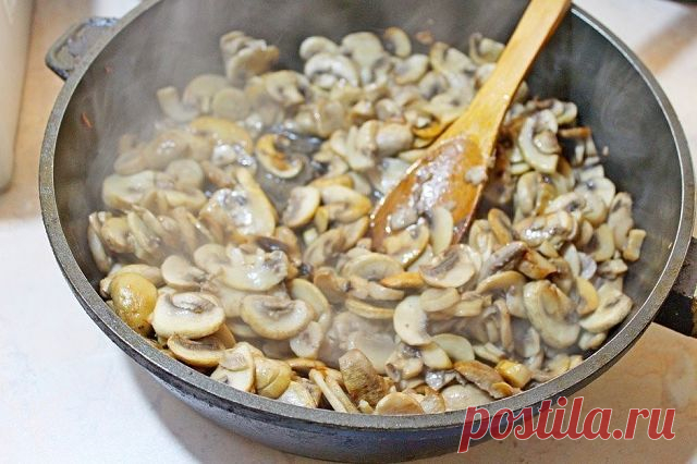 Мясо по-французски 
Рецепт к Новогоднему столу №3

Ингредиенты:

- Свинина (антрекот) — 600 г
- Шампиньоны — 400 г
- Лук репчатый — 2 шт.
- Масло растительное — 2 ст. л.
- Сметана (20%) — 1 стак.
- Сыр — 200 г
- Яйца — 1 шт.
- Соль — по вкусу
- Перец — по вкусу

Приготовление:

1. Мясо нарезать стейками толщиной 1 см, отбить молоточком, посолить и поперчить.
2. Грибы нарезать на тонкие пластины и обжарить на растительном масле до мягкости и испарения жидкости.
3. Лук нарез...