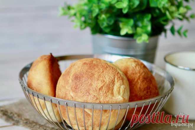 Шанежки со сметаной из дрожжевого теста Шанежки - это невероятно вкусные сдобные сладкие булочки, которые обычно подают с молоком. А если это молоко после дойки, то считай вы пропали, так как вкуснее, на мой взгляд, больше ничего нет. Тесто на шанежки замешивается сдобное дрожжевое и вымешивать его лучше всего не в ручную, а миксером. К шанежкам готовится еще помадка из размягченного сливочного масла, сметаны и сахарной пудры. В оригинальном рецепте добавляется еще мука, н...