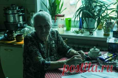 Бабуля попросила открыть пузырек, хотел зубами, но подруга показала, как нужно: "Это что я всю жизнь неправильно делал?" | Провинциальный зожник | Яндекс Дзен