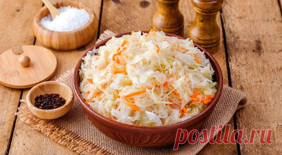 8 рецептов квашеной капусты в банке: как квасить капусту, чтобы она хрустела. Видео-рецепт Квашеная капуста на зиму  традиционное русское блюдо. С наступлением первых заморозков наступает самое лучшее время для приготовления квашеной капусты. Но у каждого свои рецепты. Поделимся и секретами, и технологией приготовления любимой квашенной ка